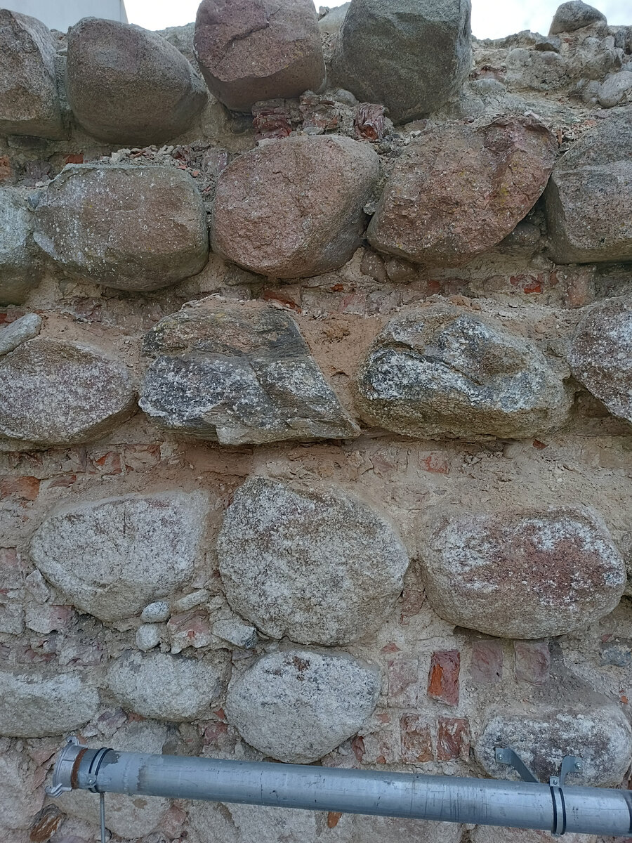 Фрагмент аутентичной стены замка. 
