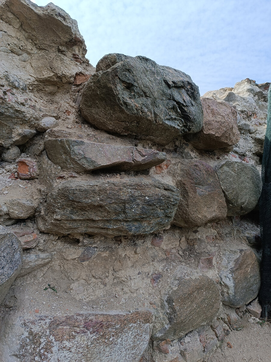 Фрагмент аутентичной стены замка. Вот не лень было шведам это разрушать. 