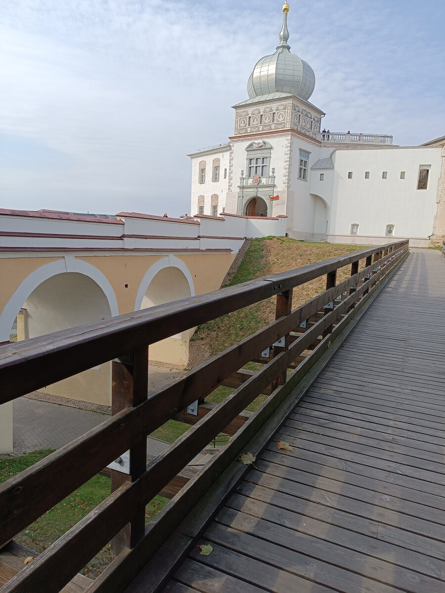 Воссозданный Старый замок. Листайте галерею, фотографий много. Все фото автора.