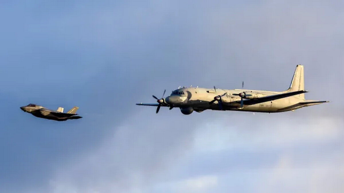 Британский F-35B сопровождает Ил-38. Изображение предоставлено: UK Carrier Strike Group