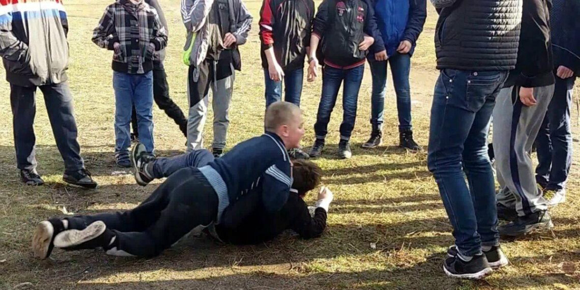 Школьники дерутся. Фото из сетей интернета