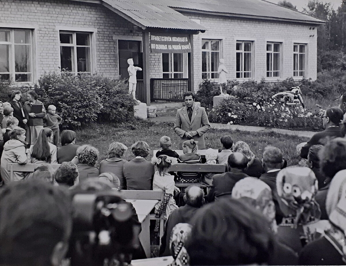 Виктор Петровчи Савиных выступает перед односельчанами во дворе школы.