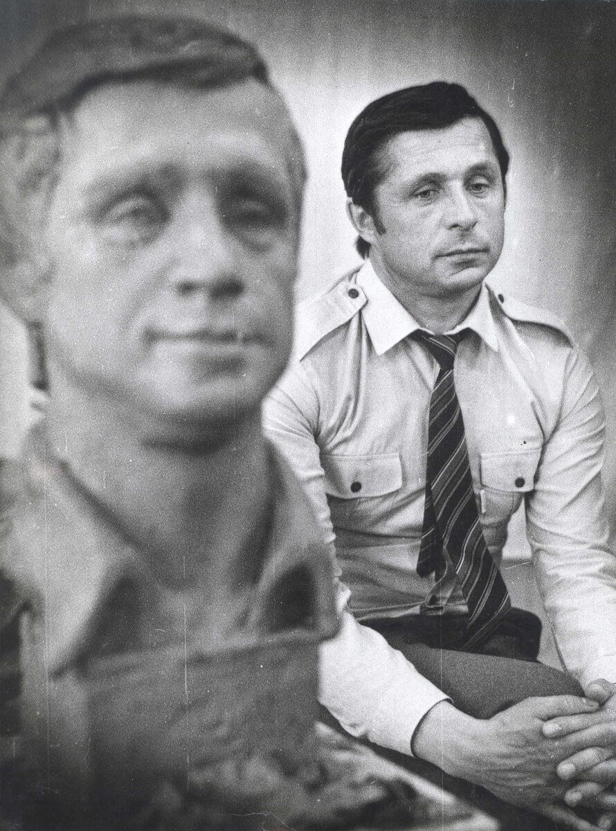 В.П. Савиных в мастерской скульптора