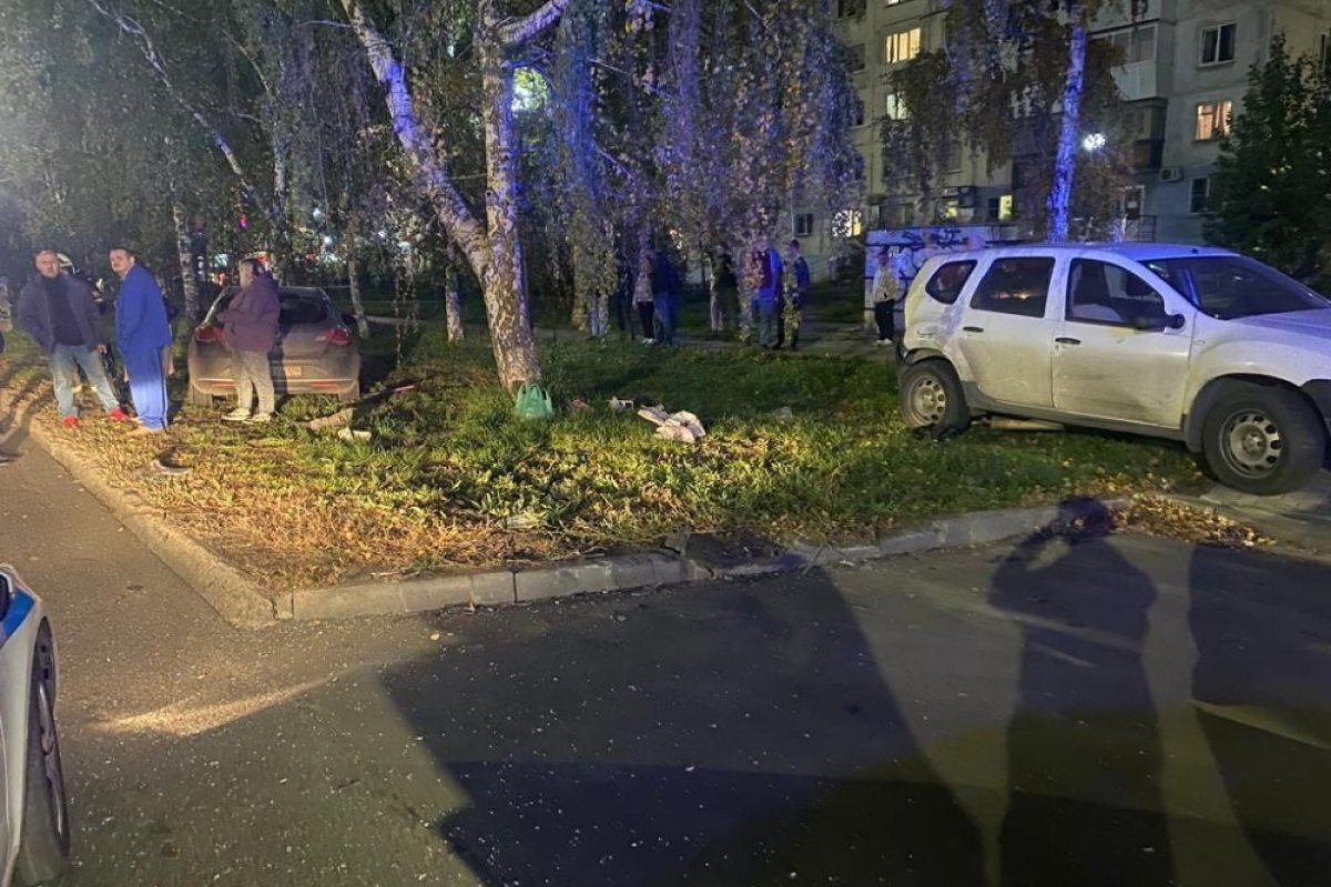   Женщина пострадала при столкновении автомобиля с деревом в Челябинске