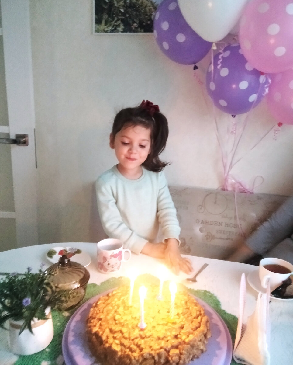 С утра Каролинка чувствовала себя нормально и успела задуть свечи на первом торте.