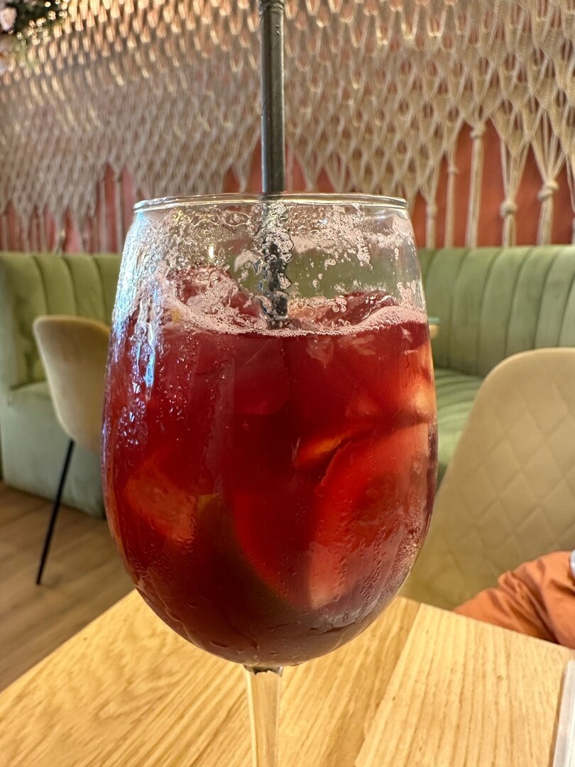 Бокал Сангрии в Лиссабоне