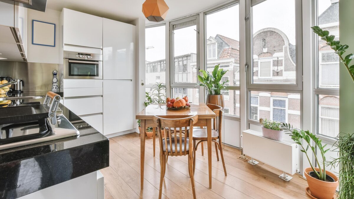    Как выбрать шторы на кухню: подойдет абсолютно не каждая модель© Freepik | wirestock