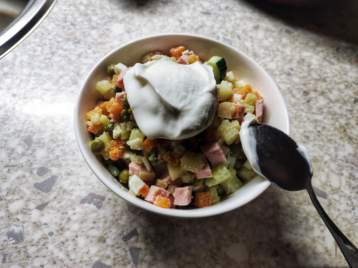 Фото, разумеется, авторское. Нейросети я бы картинку с оливье не доверила бы😄