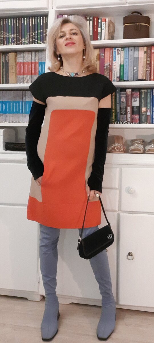 Платье и сумочка из секонд-хэнда.