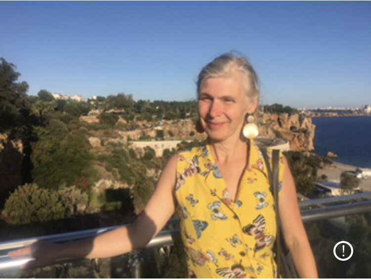 Да, яркие и крупные серьги привлекают внимание 😀