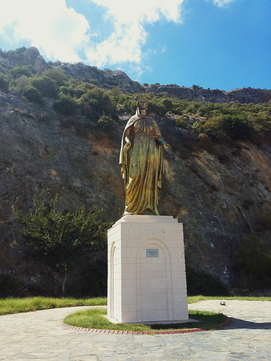 Фото автора. Памятник Деве Марии