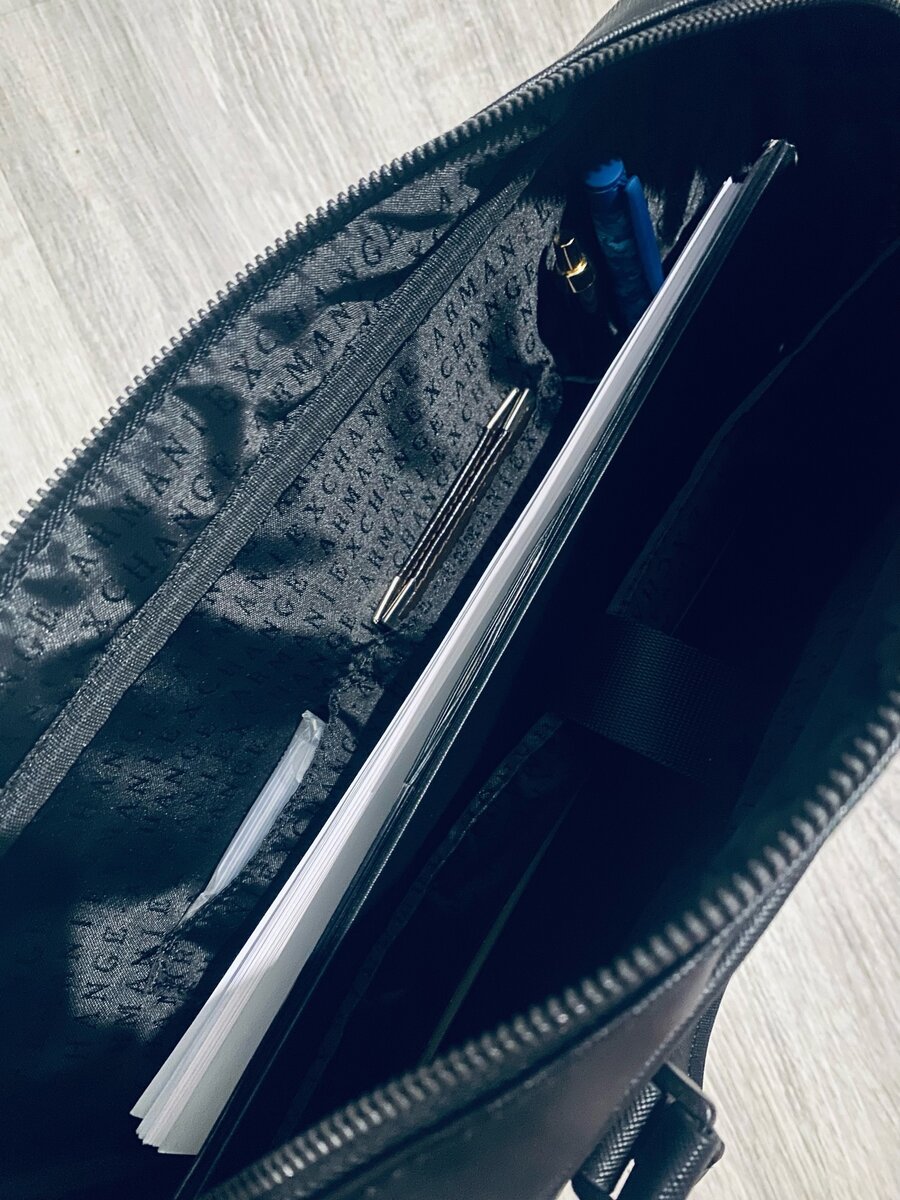 Портфель, а также удобные кармашки под удостоверение.