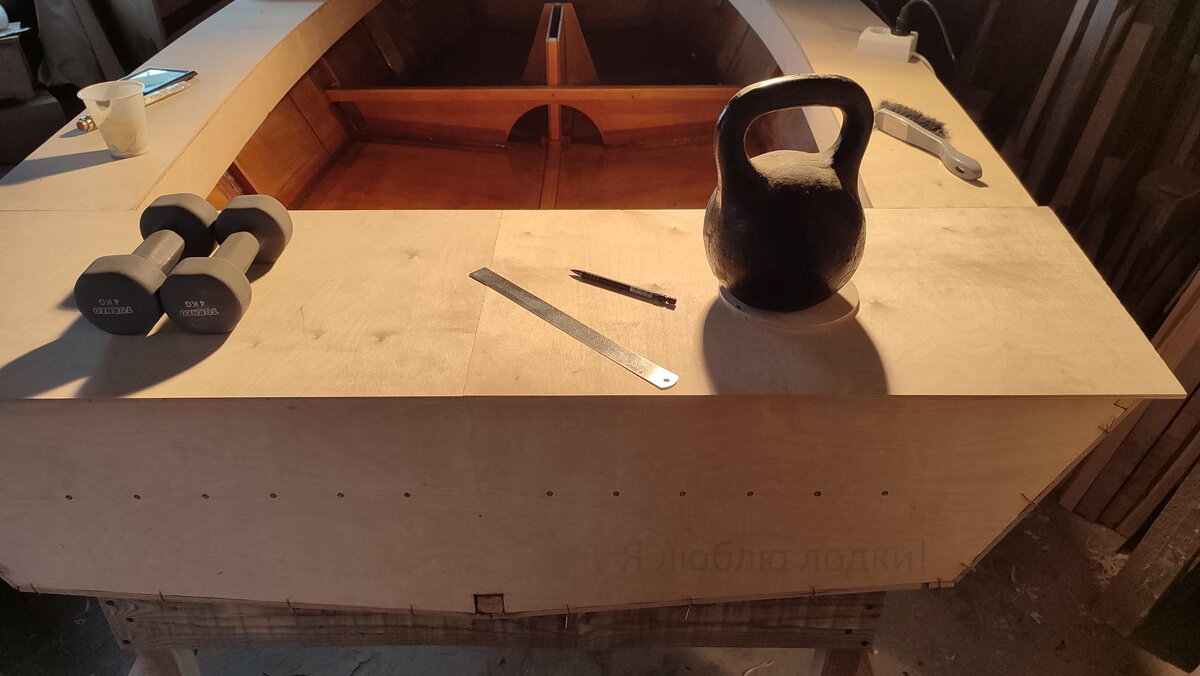 Обшивка палубы разложена на корме лодки для разметки