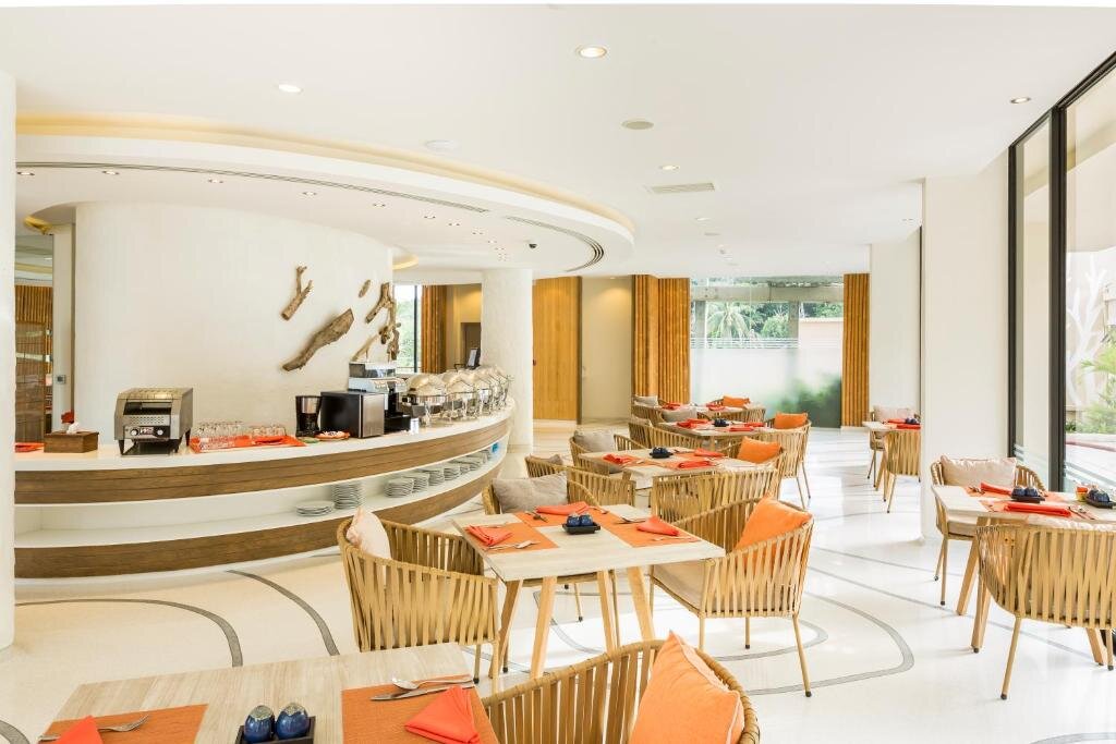 Фото с сайта https://www.booking.com/hotel/th/bandara-beach-phuket.ru.html?activeTab=photosGallery