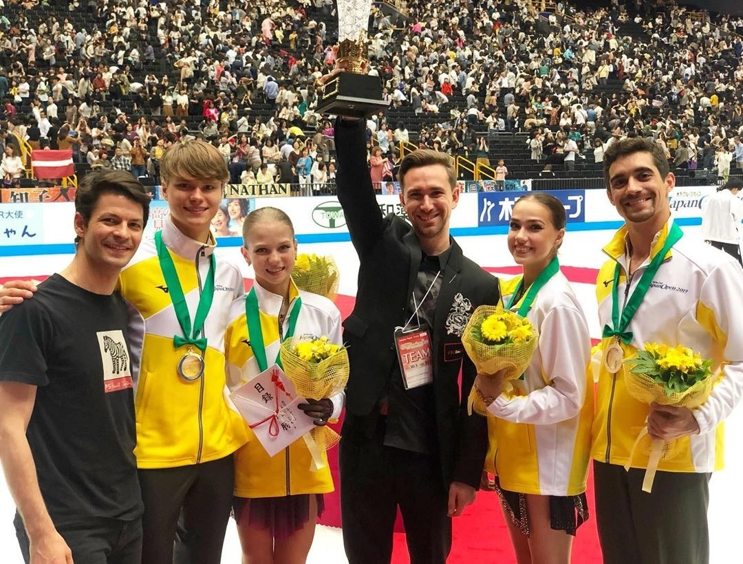 Japan Open 2019. Стефан Ламбель, Денис Васильев, Саша Трусова, Даниил Глейхенгауз, Алина Загитова, Хавьер Фернандес. Команда тогда заняла первое место. Фото из открытых источников.
