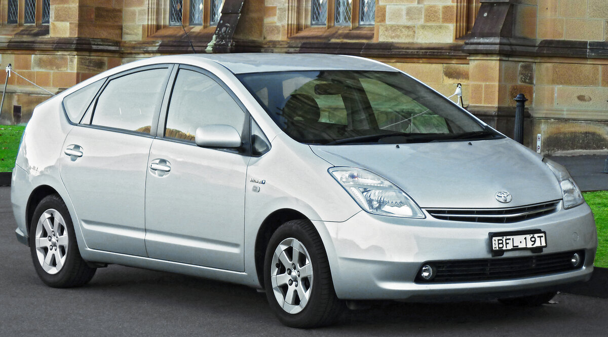 Легковой автомобиль Toyota Prius второго (и самого приятного на наш взгляд) поколения.