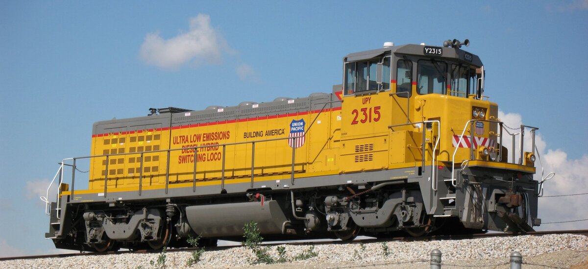 Гибридный тепловоз Railpower GG20B в раскраске Union Pacific.