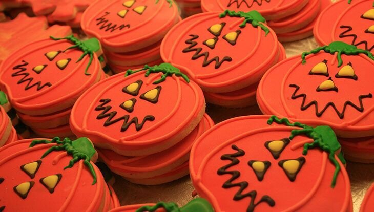 Сладости – достаточно безопасный подарок, который подойдет всем.