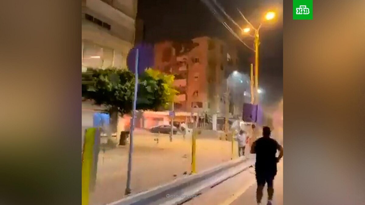    Здание обрушилось в результате ракетного удара в    Тель-Авиве