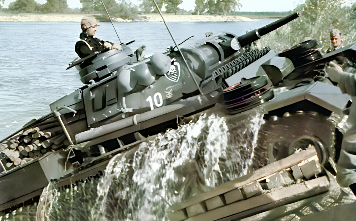 Редкое фото: подводный танк Panzer III H Tauchpanzer форсирует реку в день нападения на СССР, 1941 г.