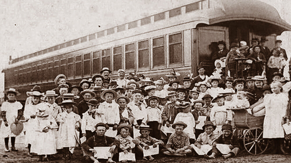 На станции. Дети пока ещё полны радостных ожиданий и не догадываются, что может ожидать их в новых домах.