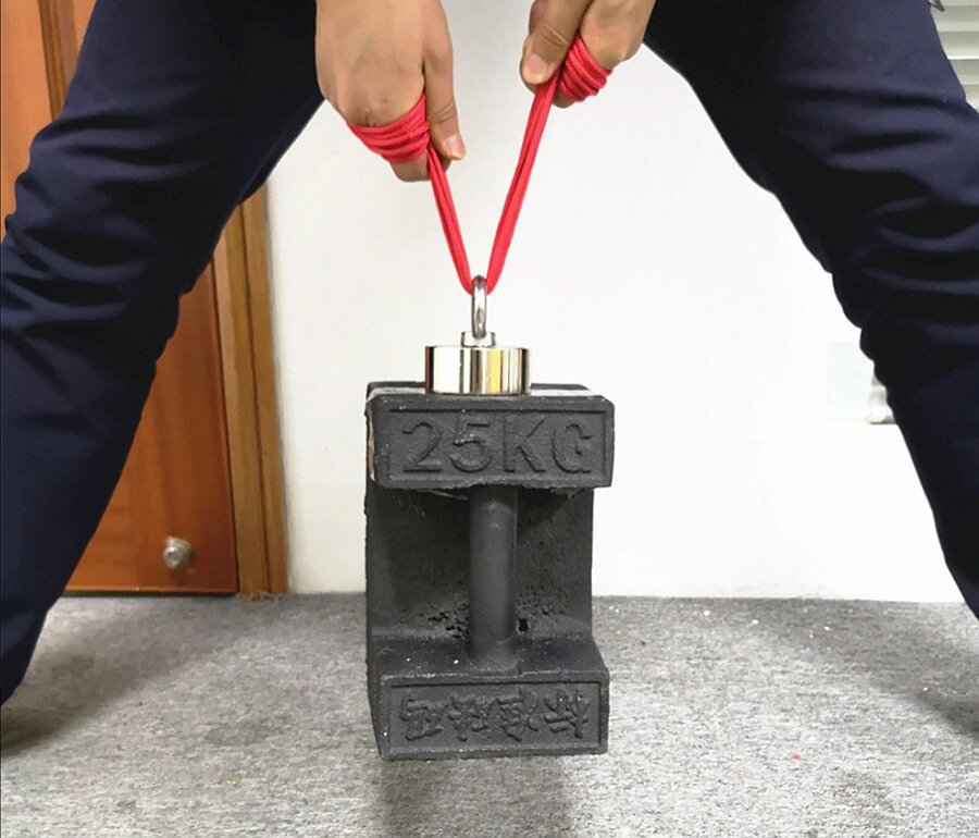 Притяжение гири неодимовым магнитом. 