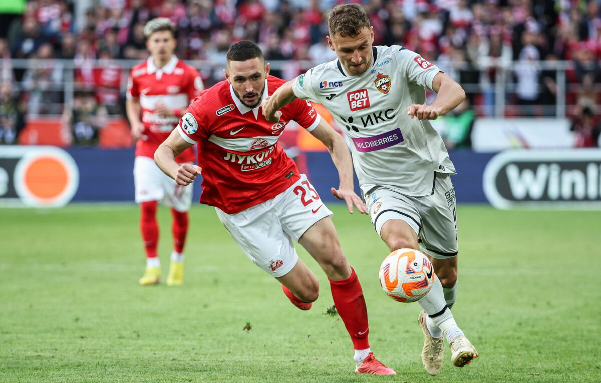    Защитник "Спартака" Никита Чернов и нападающий ЦСКА Федор Чалов  Михаил Терещенко/ТАСС