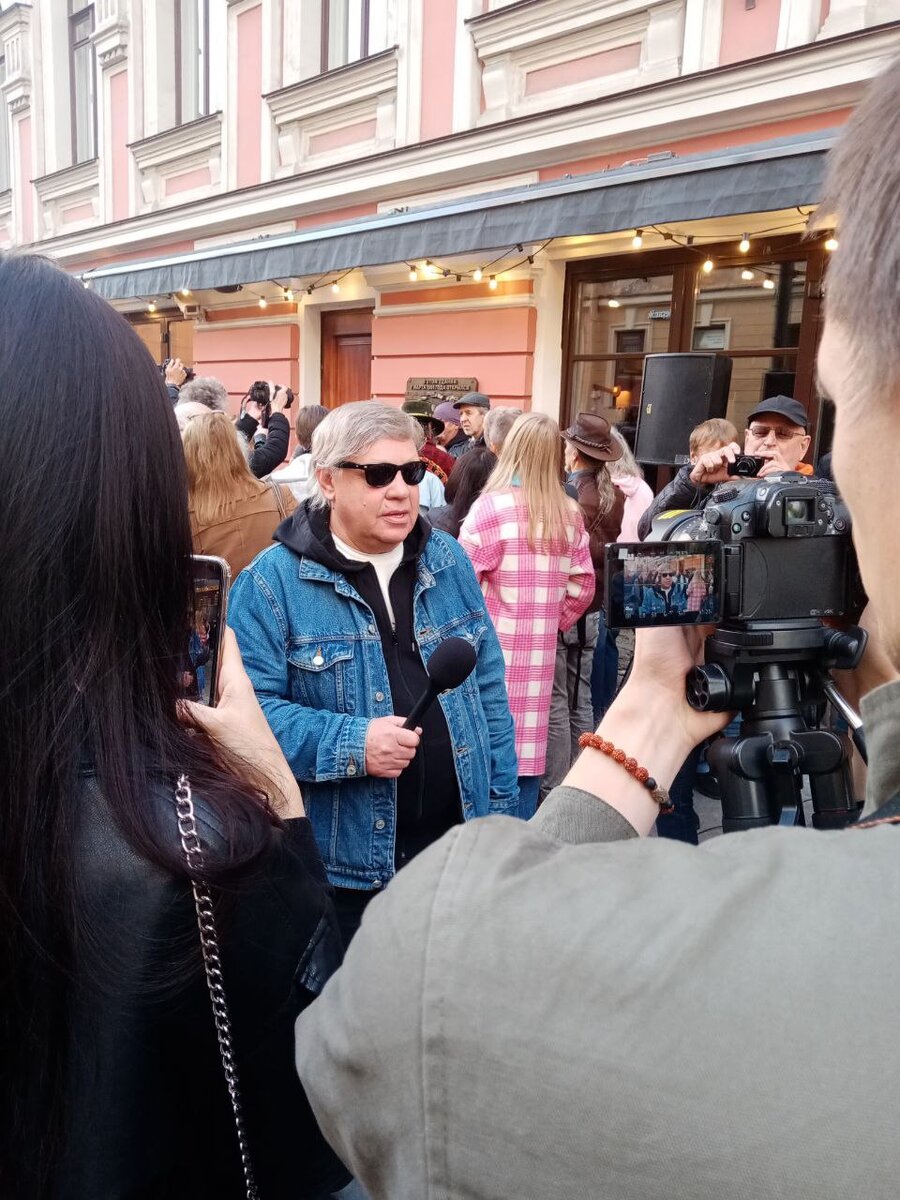 Конферансье Рок-клуба Александр Семёнов