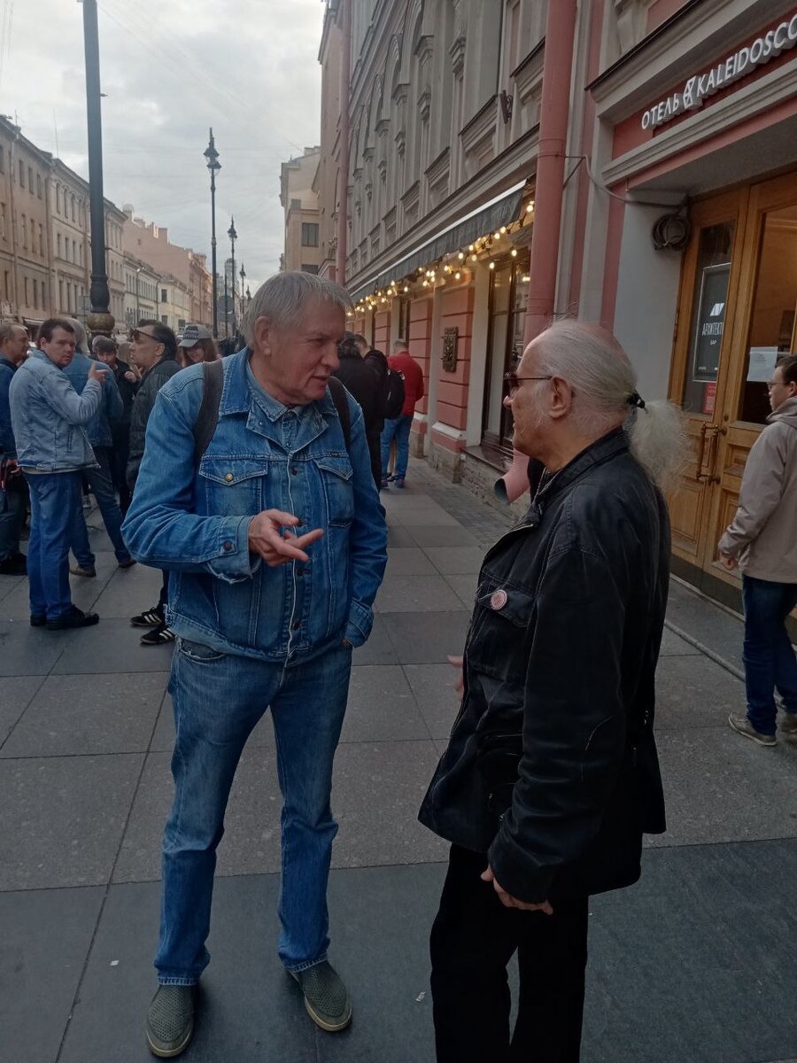 Олег Гаркуша и Андрей Бурлака в день открытия Мемориальной доски Рок-клубу