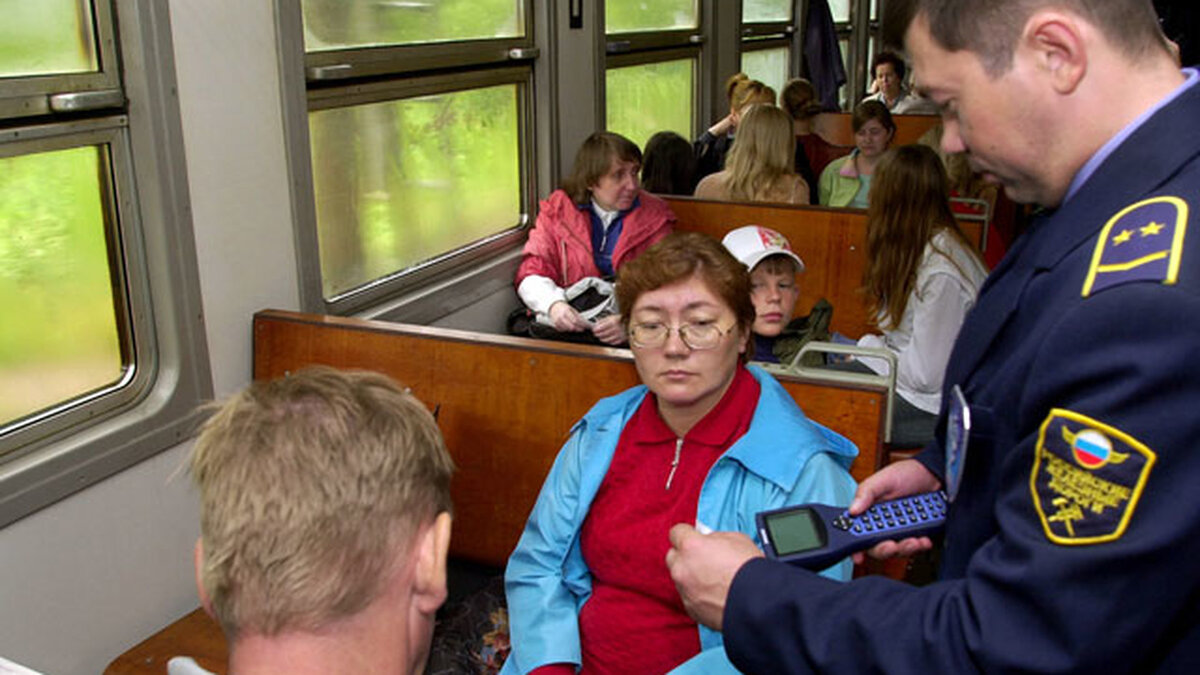 Электричка ревизор. Ревизор пассажирских поездов. Ревизоры в поезде. Контролер ревизор. Проводник и начальник поезда.