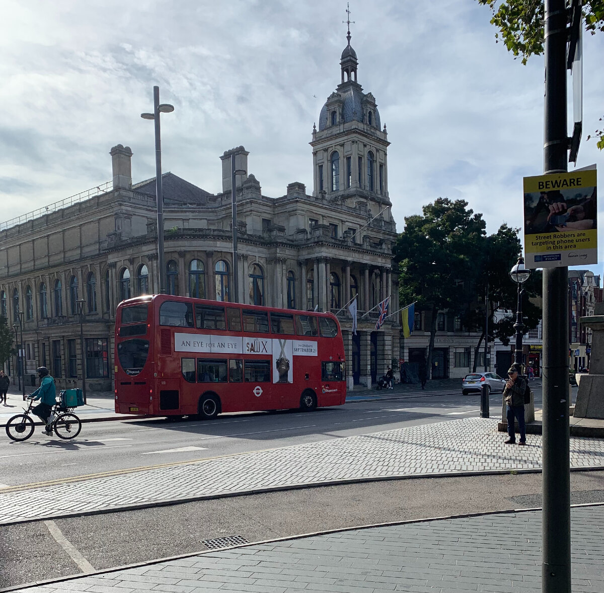 На фото здание управы Stratford Town Hall. Ранее West Ham Town Hall. Обратите внимание на украинский флаг.