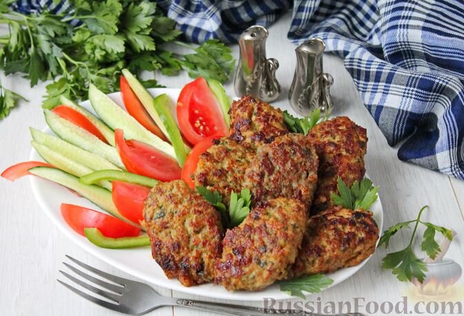 фарш мясной, баклажан, лук репчатый, булочка, зелень петрушки, соль, перец чёрный молотый, масло растительное