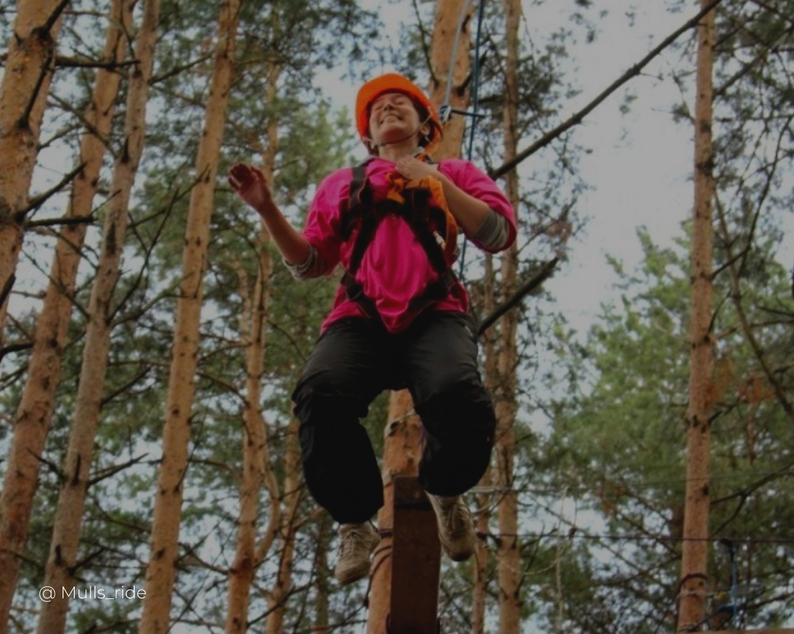 Впервые прыгаю со страховкой, чтобы почувствовать свободное падение и это здорово щекочет где-то внутри под ребрами. 