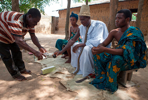 Около ганского языческого храма/ © lenta.ru