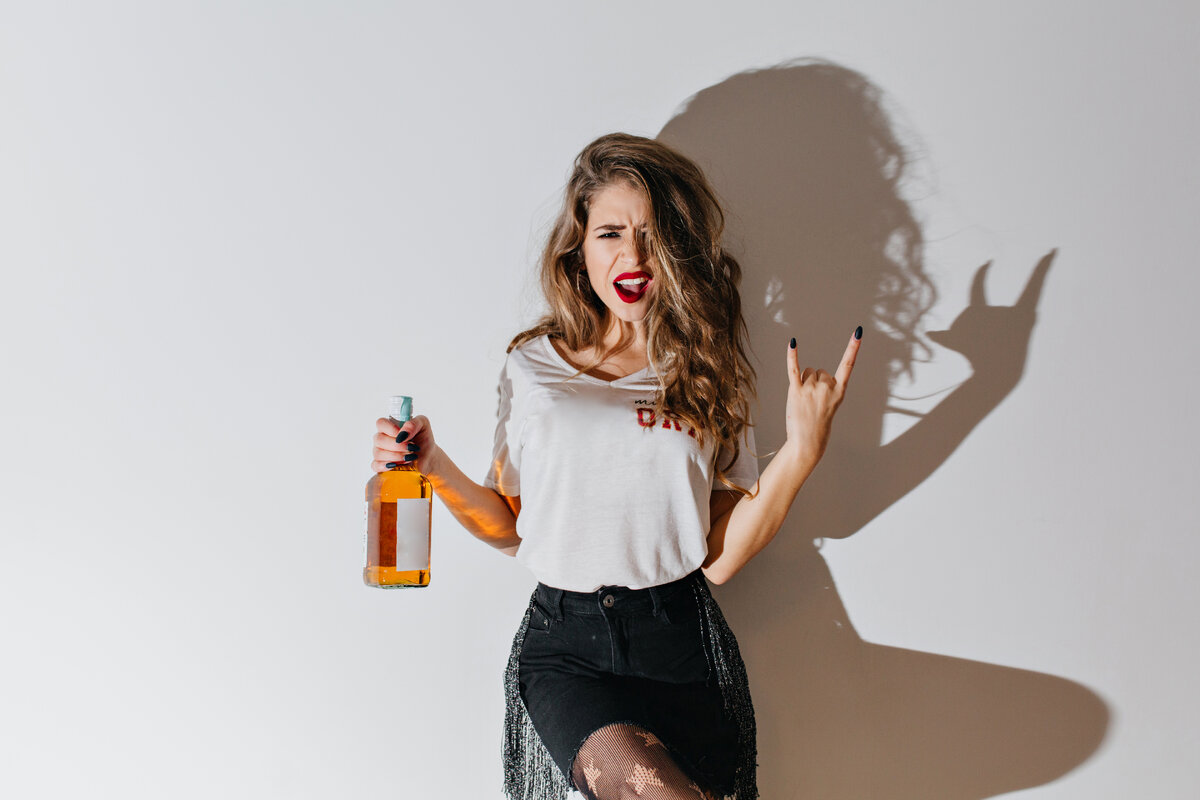 <a href="https://ru.freepik.com/free-photo/unpleased-woman-in-pantyhose-posing-with-bottle-of-brandy-on-white-wall_10906142.htm#query=%D0%BF%D1%8C%D1%8F%D0%BD%D0%B0%D1%8F%20%D0%B6%D0%B5%D0%BD%D1%89%D0%B8%D0%BD%D0%B0&position=3&from_view=search&track=ais">Изображение от lookstudio</a> на Freepik