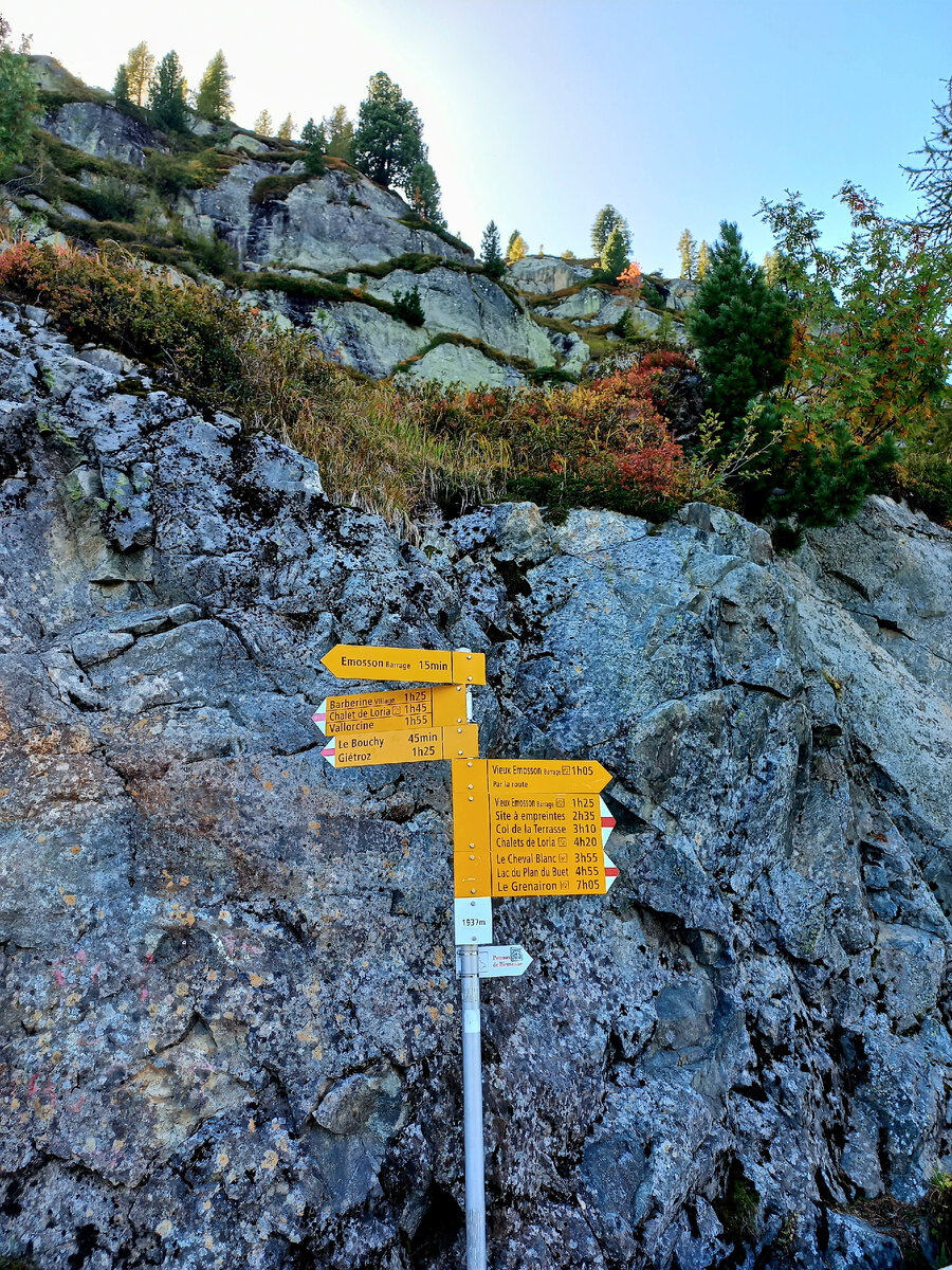 Указатель высоты и направлений до ближайших населённых пунктов.