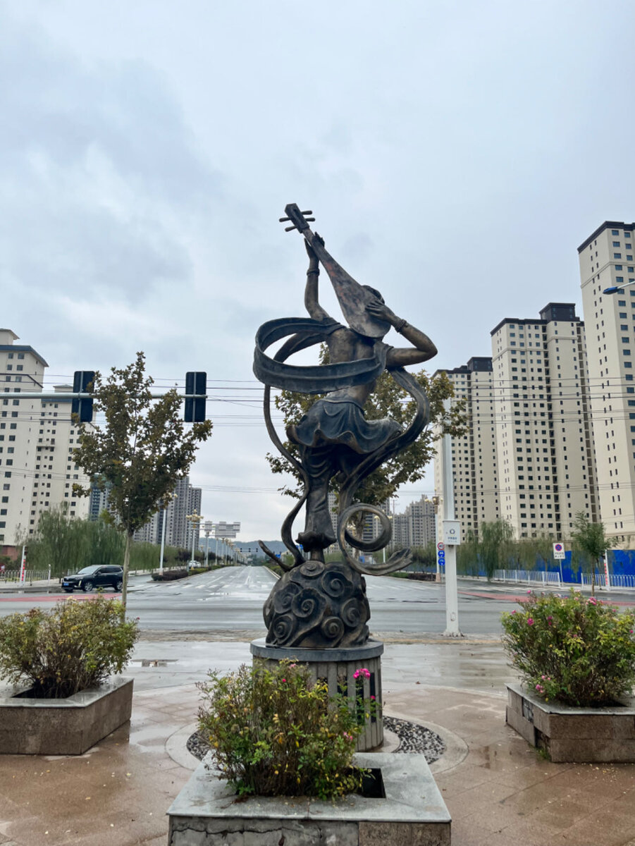 Новый город. Вид от набережной Желтой реки. Листайте галерею.