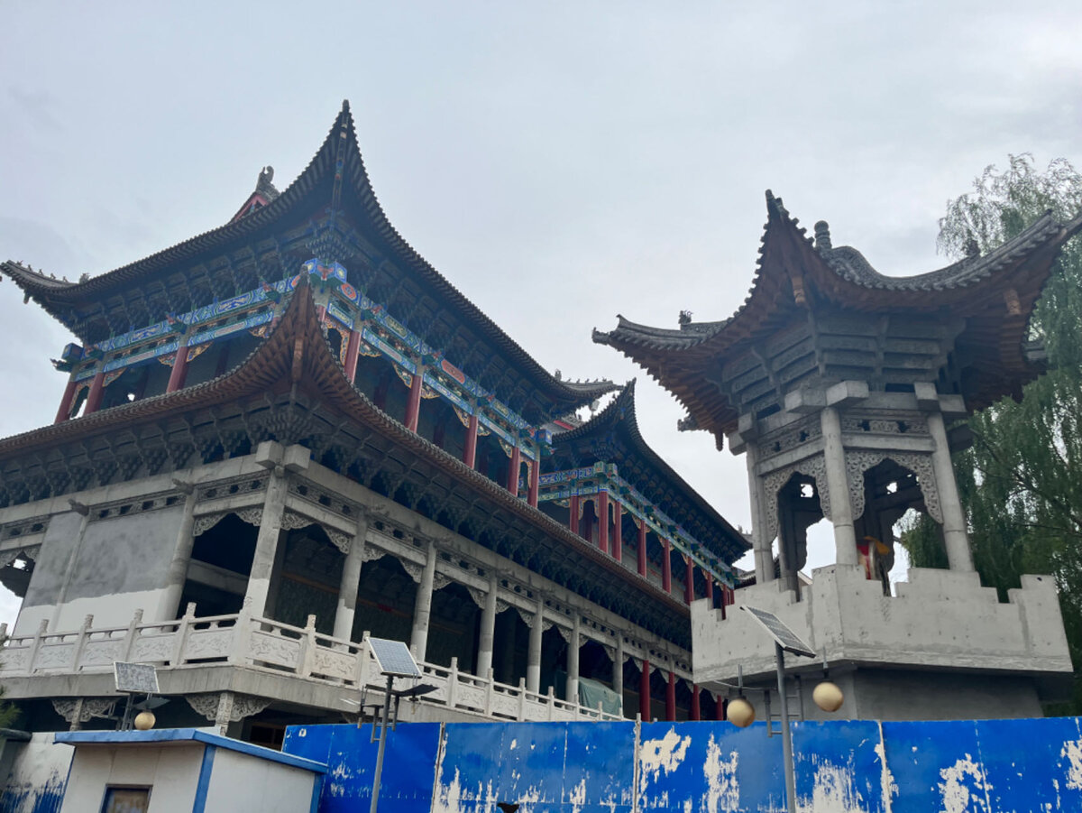 Реставрирующееся старинное здание на набережной Желтой реки