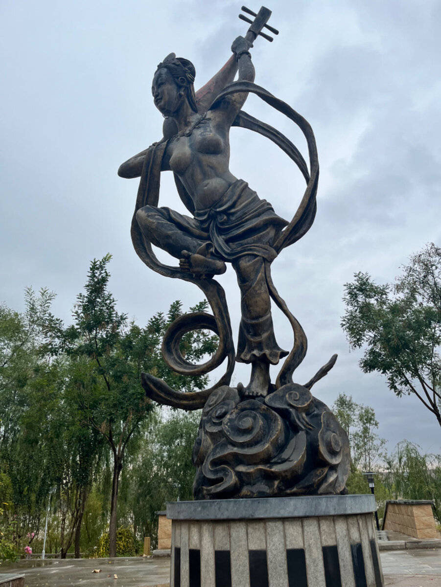 Девушка, играющая на лютне задом наперед (Метафора, распространенная в материковом Китае, означающая: если понял корень проблемы - начинай все сначала)