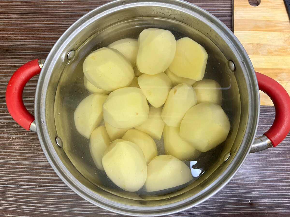 Картофель отвариваем до готовности