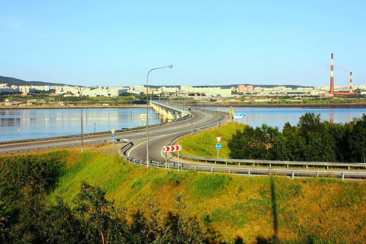 Налево пойдёшь в Финляндию придёшь, направо пойдёшь Норвегию найдёшь =) а на той стороне Мурманск
