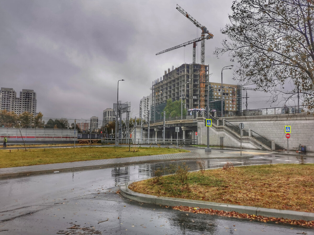 Шереметьевский путепровод и новостройка за ним. Когда-то там был долгострой и, мне кажется, он там был целую вечность,