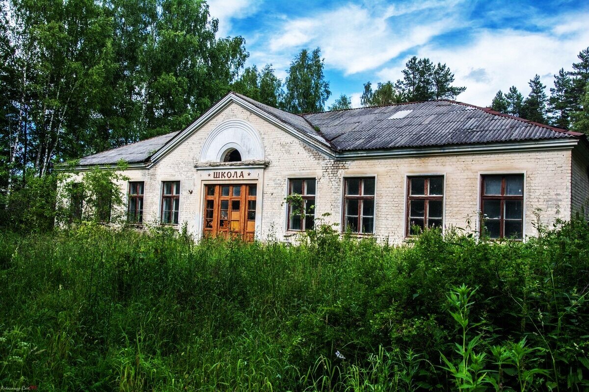 Какая школа есть в деревне. Заброшенная Сельская школа. Здание школы в деревне. Здание сельской школы. Заброшенная деревенская школа.