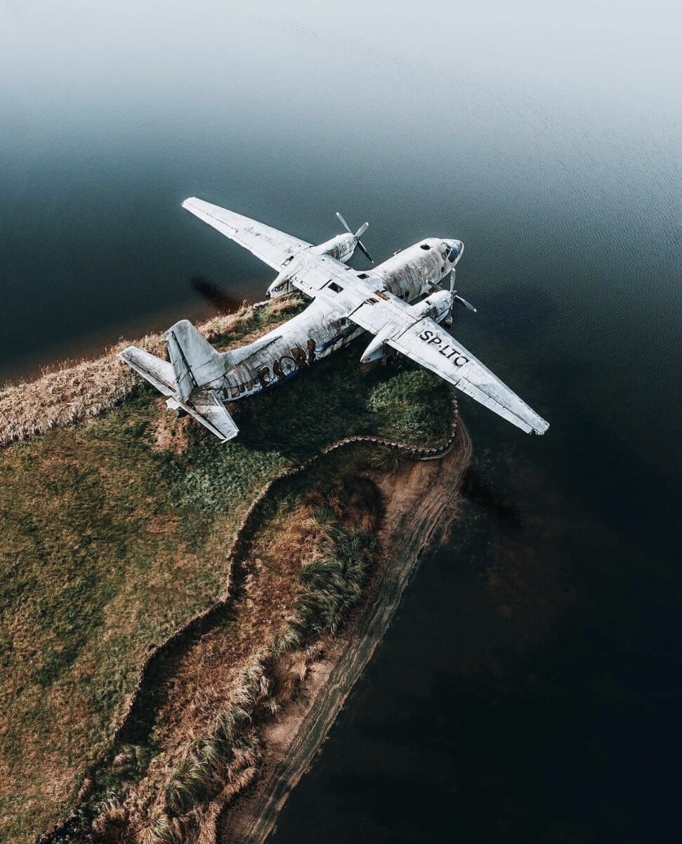 Заброшенный самолет в Польше