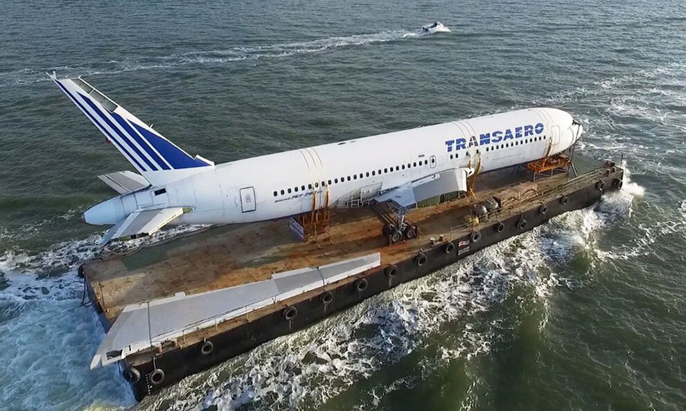 Дрейфующий самолет на плоту