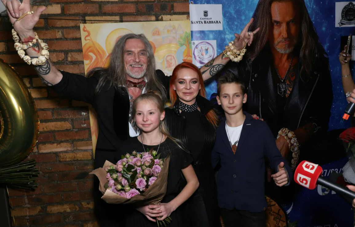 Никита Джигурда с Мариной Анисиной и младшими детьми