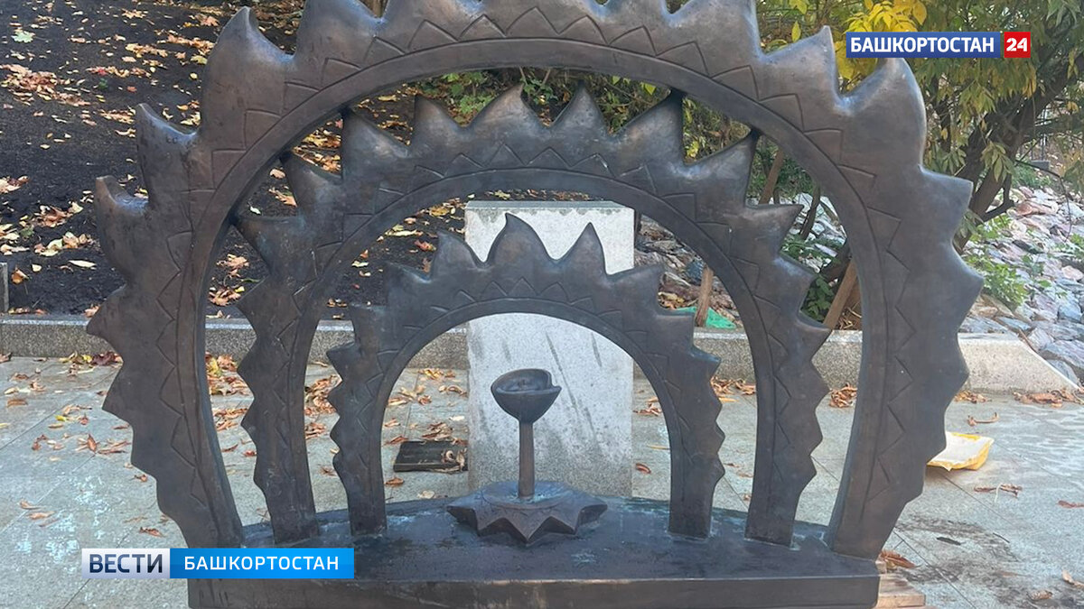    В саду имени Аксакова в Уфе установили на прежнее место отреставрированную арку
