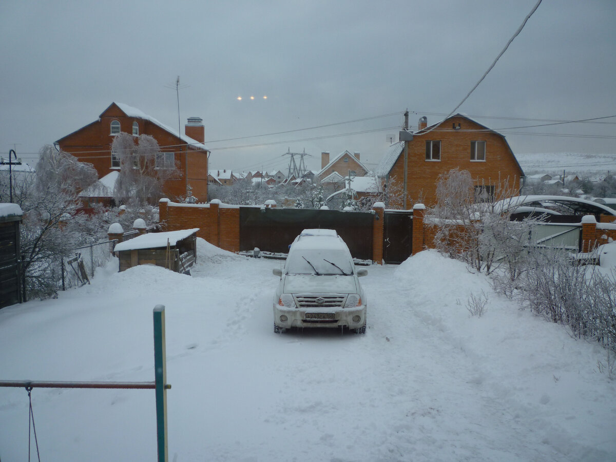 Фото сразу после переезда передний двор, слева ящик под уголь. Газ провели уже в сентябре 2011 года