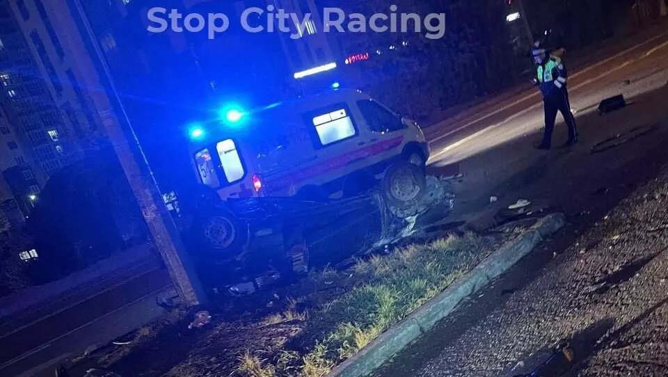     Минувшей ночью в Казани легковой автомобиль перевернулся на крышу. Об этом сообщили очевидцы в Telegram-канале StopCityRacing.