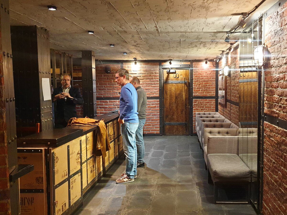 Гардероб ресторанов "Шинок" и "Казбек"